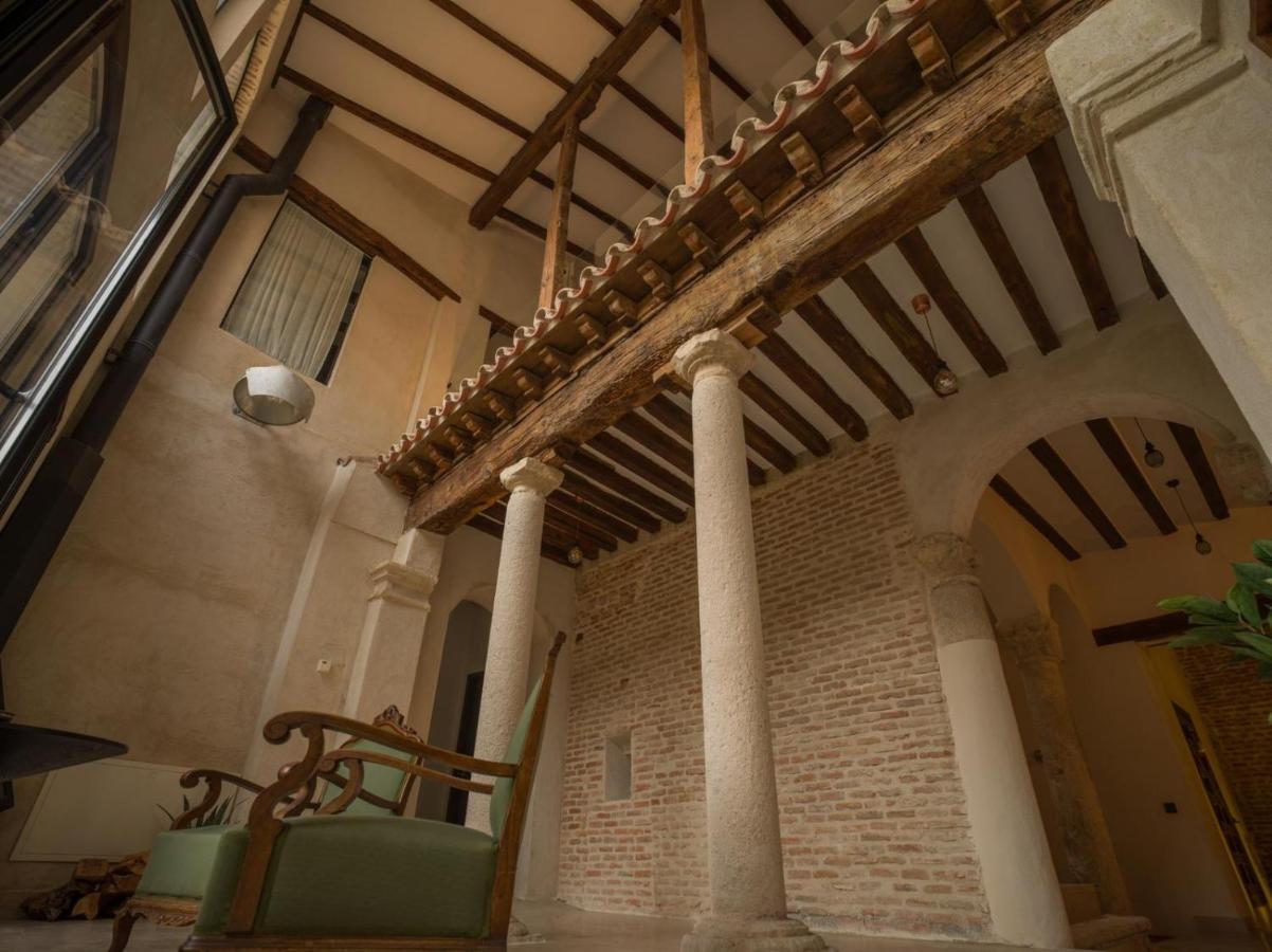 Casa De Los Mendoza - Casa Solariega En El Casco Historico อัลกาลาเดเอนาเรส ภายนอก รูปภาพ